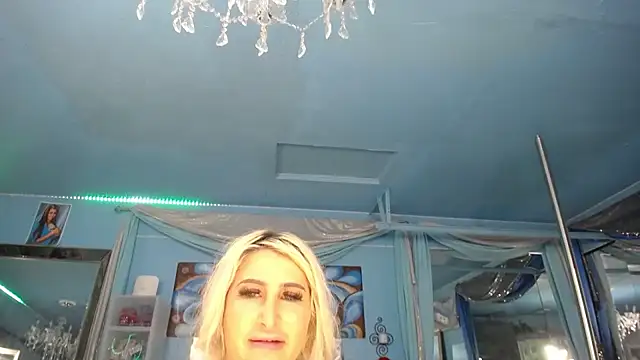 ADRIANNA FOX online show from 04/07/26, 12:01