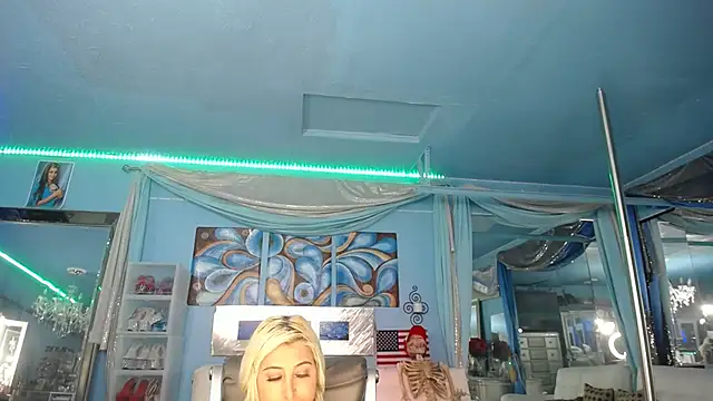 ADRIANNA FOX online show from 02/04/26, 07:25