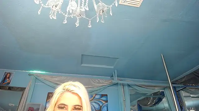 Snapshot of ADRIANNA_FOX chatting on 11/19/25, 04:23 ADRIANNA FOX online show from 11/19/25, 04:23