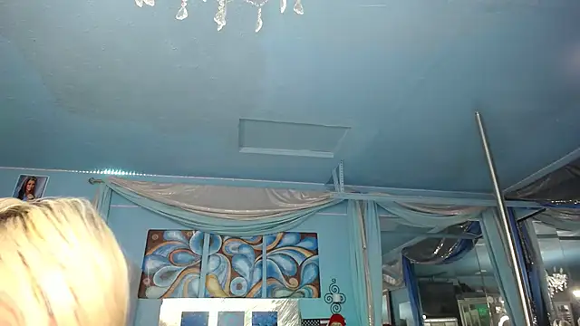 Snapshot of ADRIANNA_FOX chatting on 09/24/25, 04:02 ADRIANNA FOX online show from 09/24/25, 04:02