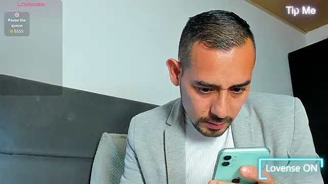 jhonyalzate2 online show from 03/28/26, 02:45