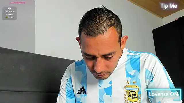 jhonyalzate2 online show from 04/13/26, 03:32