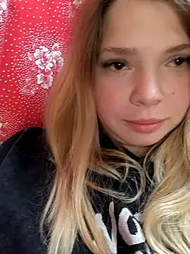 Snapshot of Zuli_Kiska chatting on 10/07/25, 07:59 Zuli Kiska online show from 10/07/25, 07:59