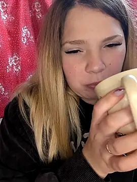 Zuli Kiska online show from 10/26/25, 08:31