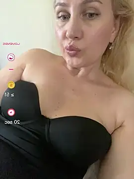 Snapshot of YourBlondee chatting on 06/14/26, 04:35 YourBlondee online show from 06/14/26, 04:35