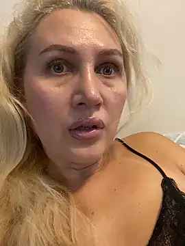 Snapshot of YourBlondee chatting on 09/29/25, 02:40 YourBlondee online show from 09/29/25, 02:40