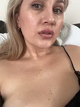 Snapshot of YourBlondee chatting on 03/07/25, 06:24 YourBlondee online show from 03/07/25, 06:24