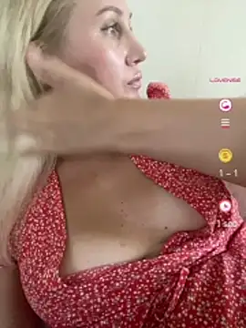 Snapshot of YourBlondee chatting on 07/14/26, 02:05 YourBlondee online show from 07/14/26, 02:05