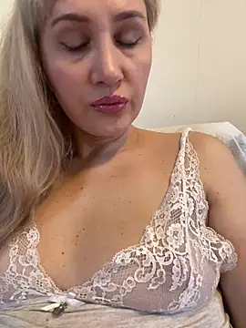 Snapshot of YourBlondee chatting on 02/25/25, 02:25 YourBlondee online show from 02/25/25, 02:25