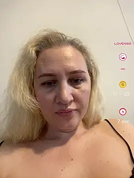 Snapshot of YourBlondee chatting on 06/12/26, 12:30 YourBlondee online show from 06/12/26, 12:30