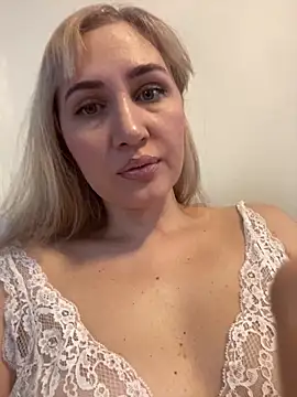 Snapshot of YourBlondee chatting on 02/20/25, 02:18 YourBlondee online show from 02/20/25, 02:18