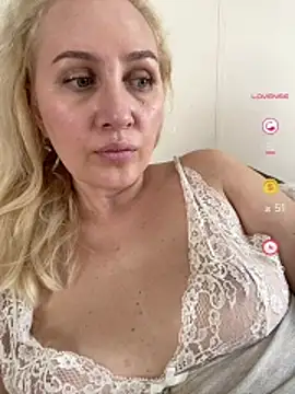 Snapshot of YourBlondee chatting on 06/18/26, 10:20 YourBlondee online show from 06/18/26, 10:20