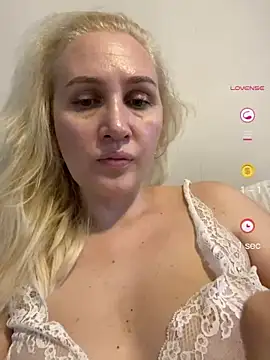 Snapshot of YourBlondee chatting on 06/17/26, 01:54 YourBlondee online show from 06/17/26, 01:54
