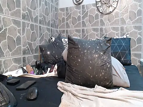 THREEHOLESPLEASURE99 online show from 02/11/26, 09:36