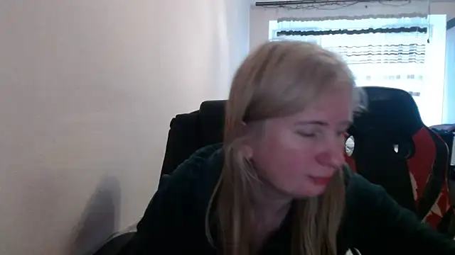 Snapshot of PeterAndJen chatting on 05/03/26, 05:34 PeterAndJen online show from 05/03/26, 05:34