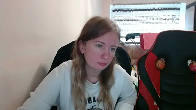 Snapshot of PeterAndJen chatting on 10/06/25, 07:09 PeterAndJen online show from 10/06/25, 07:09