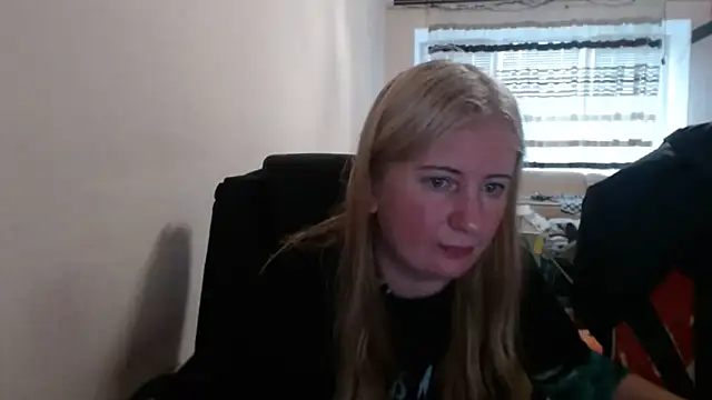 Snapshot of PeterAndJen chatting on 05/12/26, 04:13 PeterAndJen online show from 05/12/26, 04:13