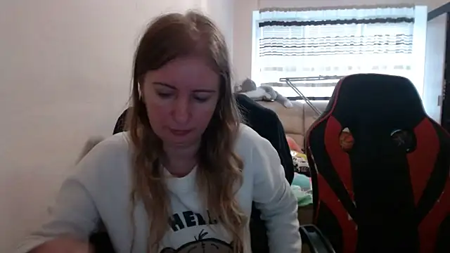 Snapshot of PeterAndJen chatting on 10/08/25, 07:54 PeterAndJen online show from 10/08/25, 07:54