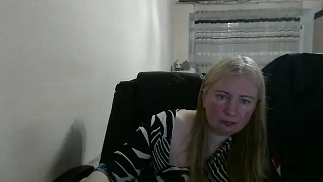 Snapshot of PeterAndJen chatting on 05/10/26, 05:48 PeterAndJen online show from 05/10/26, 05:48