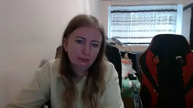 Snapshot of PeterAndJen chatting on 11/05/25, 08:28 PeterAndJen online show from 11/05/25, 08:28