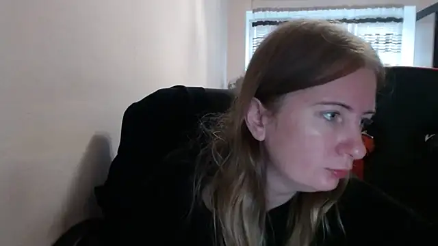 Snapshot of PeterAndJen chatting on 10/09/25, 08:04 PeterAndJen online show from 10/09/25, 08:04