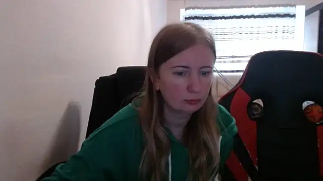 Snapshot of PeterAndJen chatting on 10/20/25, 06:26 PeterAndJen online show from 10/20/25, 06:26