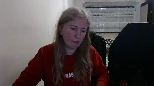 Snapshot of PeterAndJen chatting on 04/07/26, 06:21 PeterAndJen online show from 04/07/26, 06:21