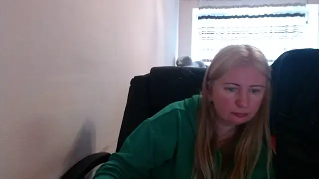 Snapshot of PeterAndJen chatting on 04/20/26, 06:27 PeterAndJen online show from 04/20/26, 06:27