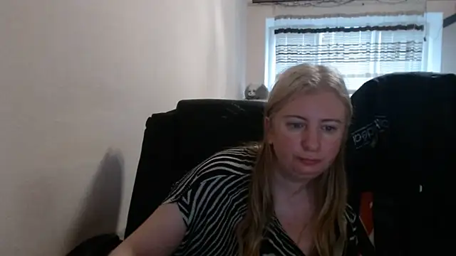 Snapshot of PeterAndJen chatting on 05/13/26, 04:41 PeterAndJen online show from 05/13/26, 04:41
