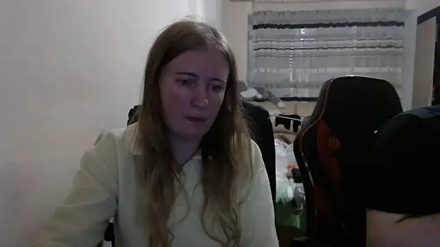 Snapshot of PeterAndJen chatting on 11/04/25, 08:23 PeterAndJen online show from 11/04/25, 08:23