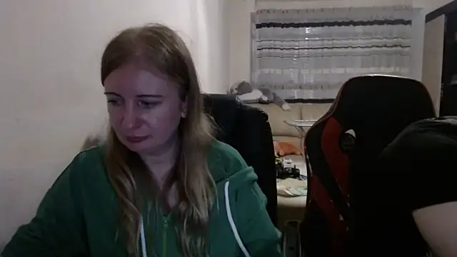 Snapshot of PeterAndJen chatting on 10/21/25, 07:02 PeterAndJen online show from 10/21/25, 07:02