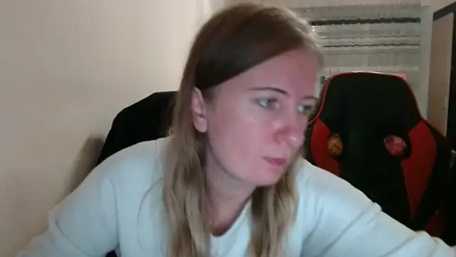 Snapshot of PeterAndJen chatting on 10/05/25, 07:04 PeterAndJen online show from 10/05/25, 07:04