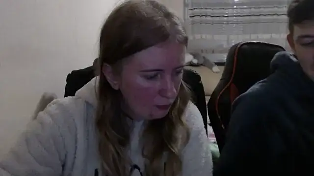 Snapshot of PeterAndJen chatting on 11/09/25, 07:51 PeterAndJen online show from 11/09/25, 07:51