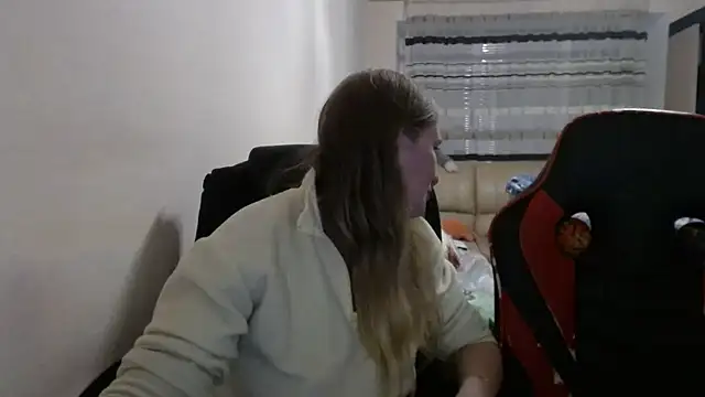 Snapshot of PeterAndJen chatting on 11/06/25, 07:18 PeterAndJen online show from 11/06/25, 07:18