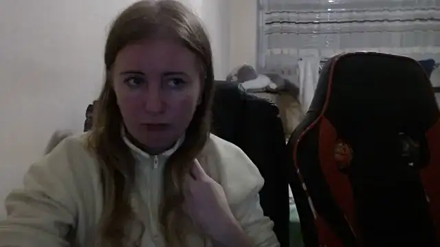 Snapshot of PeterAndJen chatting on 11/07/25, 07:29 PeterAndJen online show from 11/07/25, 07:29