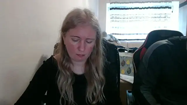 Snapshot of PeterAndJen chatting on 04/05/26, 06:14 PeterAndJen online show from 04/05/26, 06:14