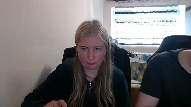 Snapshot of PeterAndJen chatting on 05/13/26, 04:58 PeterAndJen online show from 05/13/26, 04:58