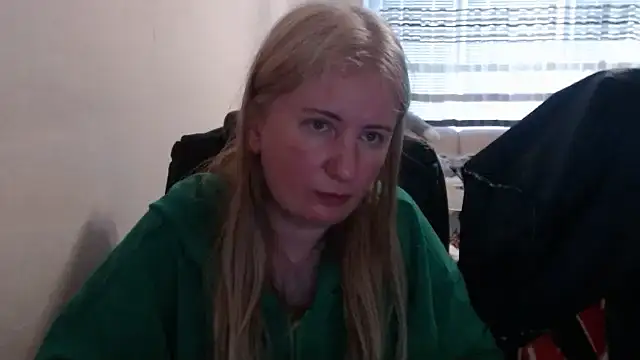 Snapshot of PeterAndJen chatting on 04/21/26, 05:30 PeterAndJen online show from 04/21/26, 05:30