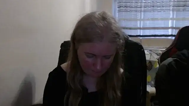 Snapshot of PeterAndJen chatting on 04/04/26, 06:03 PeterAndJen online show from 04/04/26, 06:03