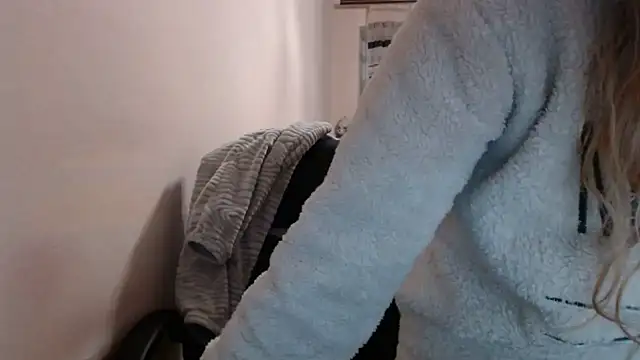 Snapshot of PeterAndJen chatting on 12/15/25, 08:25 PeterAndJen online show from 12/15/25, 08:25