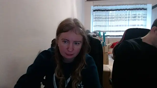 Snapshot of PeterAndJen chatting on 12/02/25, 07:10 PeterAndJen online show from 12/02/25, 07:10