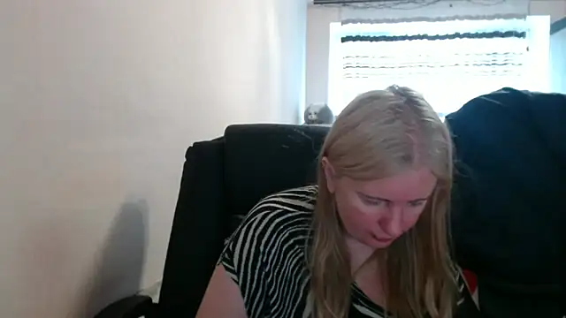 Snapshot of PeterAndJen chatting on 05/11/26, 06:04 PeterAndJen online show from 05/11/26, 06:04