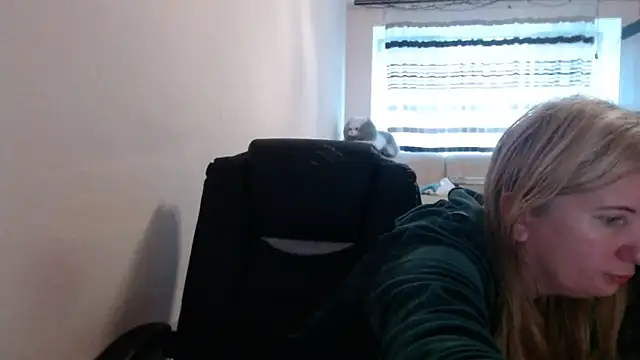 Snapshot of PeterAndJen chatting on 05/16/26, 04:44 PeterAndJen online show from 05/16/26, 04:44