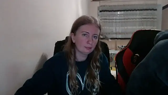 Snapshot of PeterAndJen chatting on 12/04/25, 07:35 PeterAndJen online show from 12/04/25, 07:35