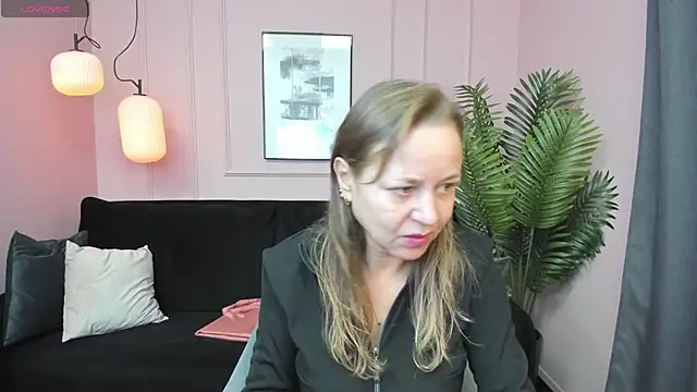 Snapshot of GabrielGold chatting on 10/03/25, 08:32 GabrielGold online show from 10/03/25, 08:32