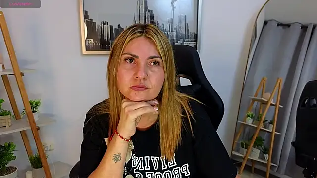 bella  adams online show from 10/18/25, 12:01