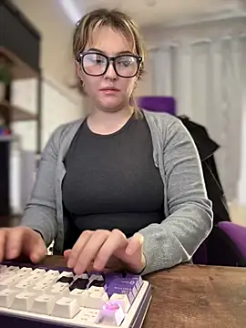 JennKenobi online show from 02/19/25, 02:55