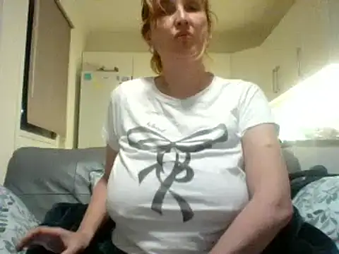 Snapshot of MssAngela chatting on 01/23/25, 07:18 MssAngela online show from 01/23/25, 07:18