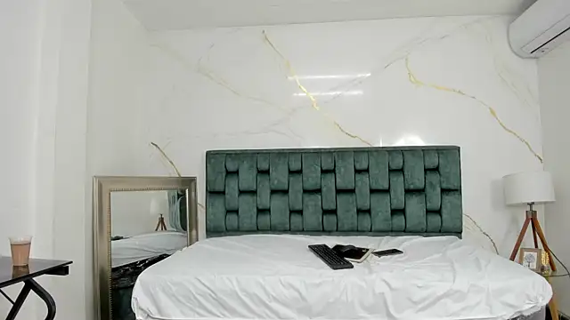 IsiisLovei online show from 11/10/25, 01:49