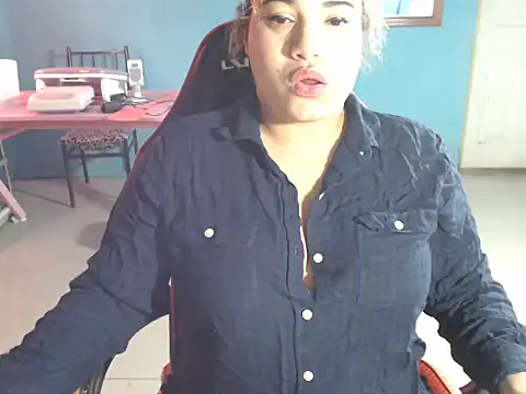 Hilarybunnyy online show from 05/13/26, 04:58